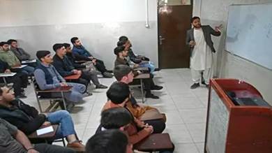  طلاب خلال صفّ بعد إعادة فتح الجامعات في كابول